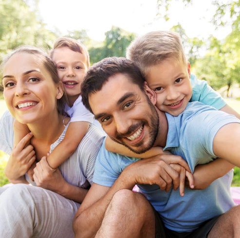 Imagen 4 personas, familia padre, madre y dos hijos